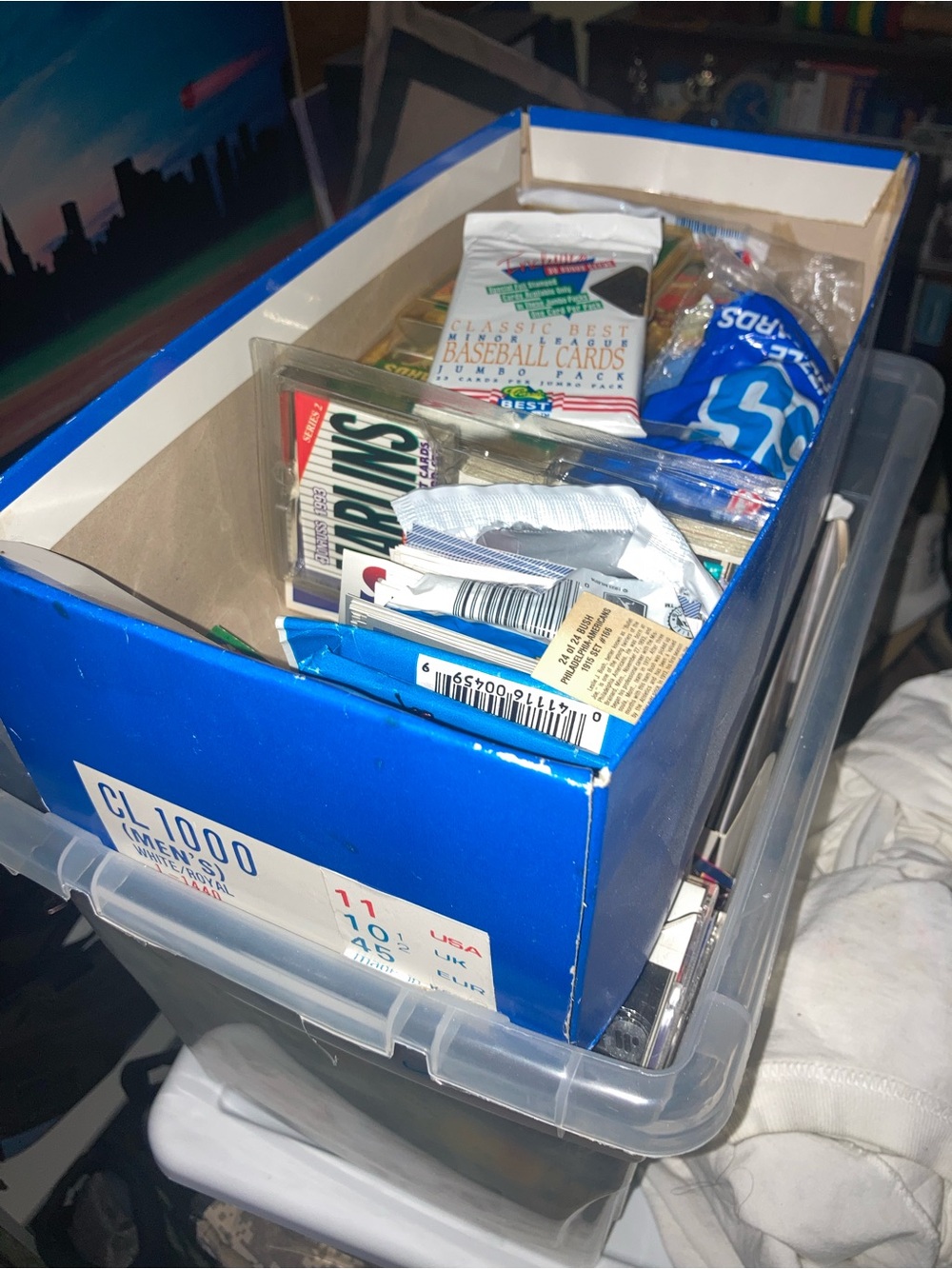 Baseball cards, assorted in a shoe box.